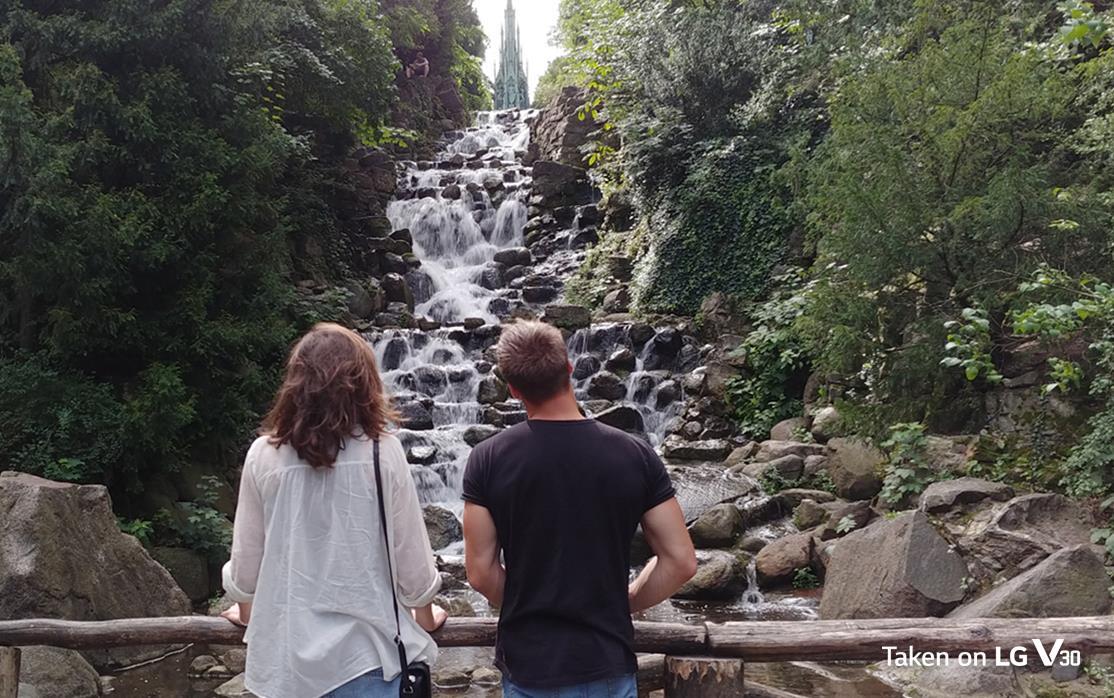 A photo of two people looking at the monument in viktoriapark in Berlin taken by lg v30