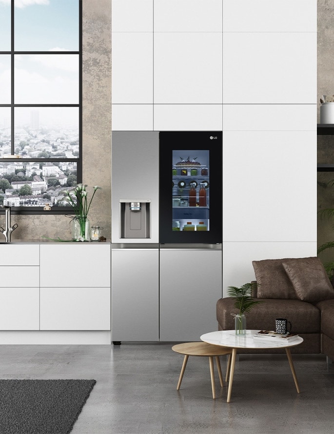 Den senaste modellen av LG Instaview kylskåp i ett kök, som infördes av LG på CES 2021