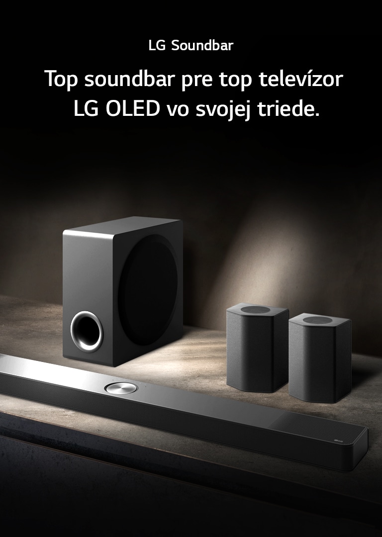 LG Soundbar, zadné reproduktory a subwoofer sú umiestnené v šikmej perspektíve na hnedej drevenej polici v čiernej miestnosti, obklopené tmou, pričom svetlo dopadá len na zvukový systém.