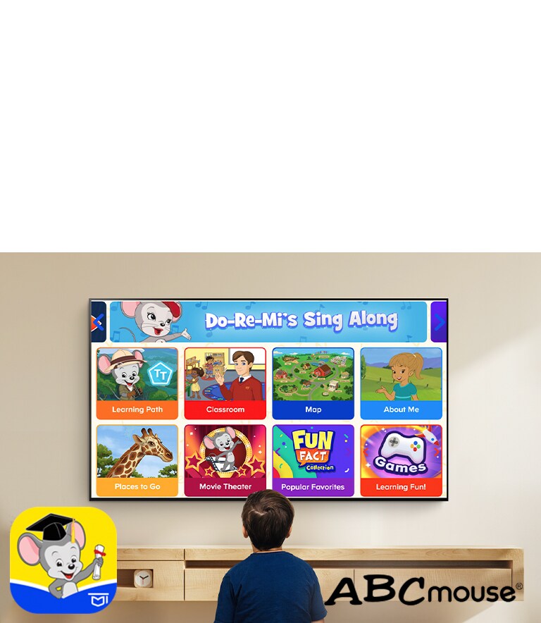 Malý chlapec sedí na podlahe a sleduje vzdelávací obsah na ABCmouse.