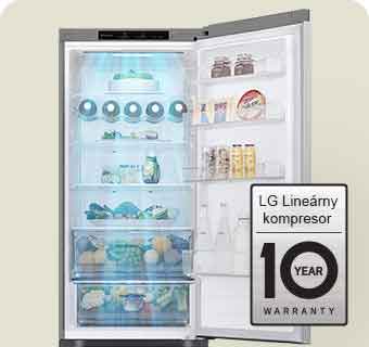 Chladnička plná čerstvých potravín s otvorenými dverami a zobrazeným štítkom 10 ročnej záruky na kompresor.
