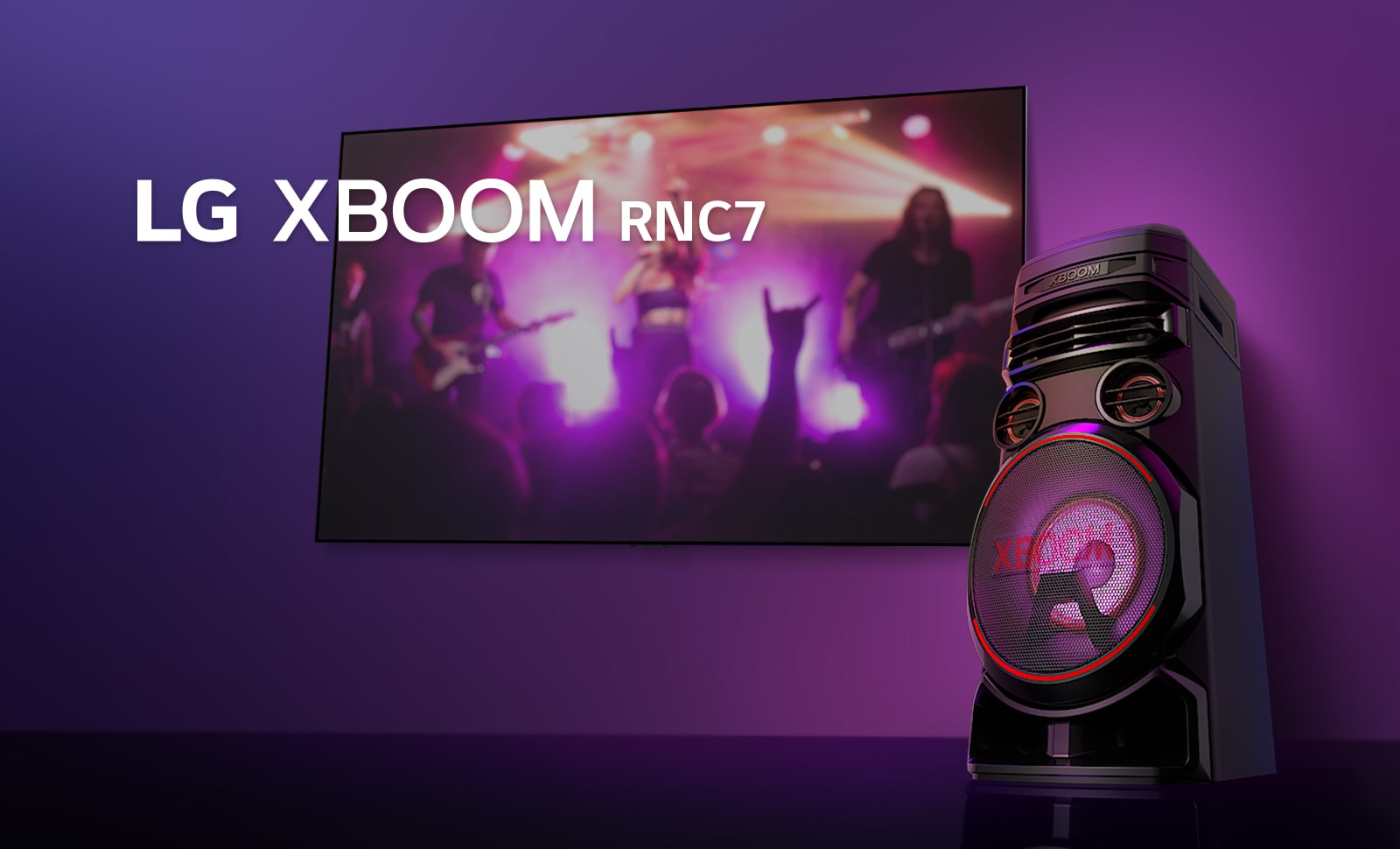 Pohľad z nízkeho uhla na pravú stranu reproduktora LG XBOOM RNC7 na fialovom pozadí. Svetlo XBOOM je tiež fialové. A na televíznej obrazovke sa zobrazuje scéna z koncertu.