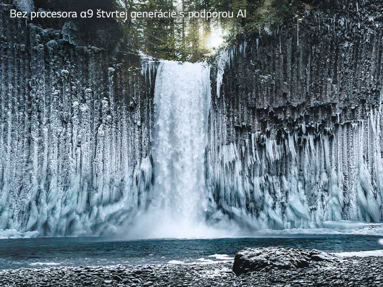 Obrázok s posuvným ovládačom na porovnanie kvality obrazu zamrznutého vodopádu v lese.