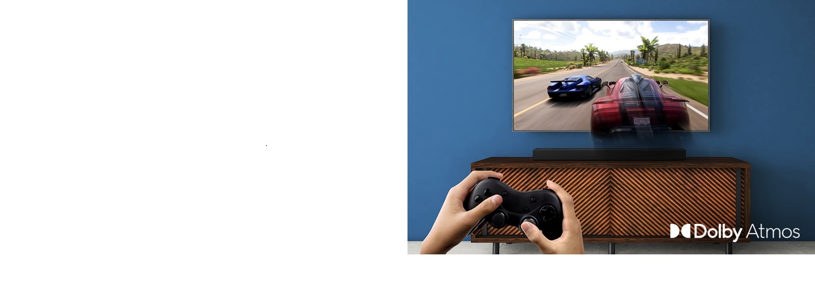 Televízor LG je na stene a zobrazuje pretekársku hru. Zvukový panel LG je umiestnený na hnedej poličke priamo pod LG TV. Muž drží herný ovládač.