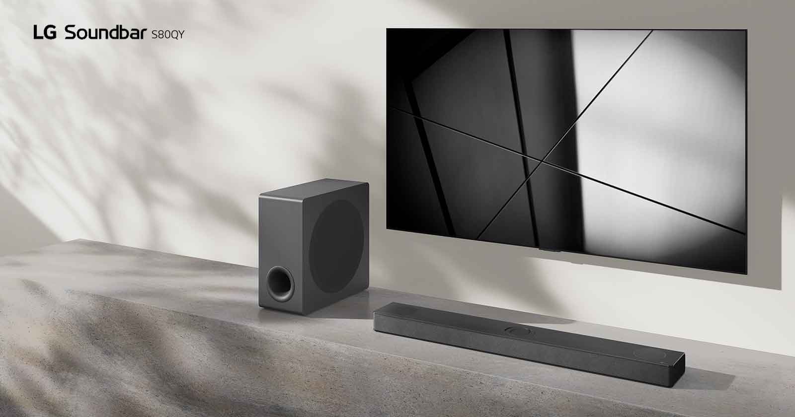 LG Sound Bar S80QY a televízor LG sú umiestnené vedľa seba v obývacej izbe. Televízor je zapnutý a na obrazovke je čiernobiely obraz.