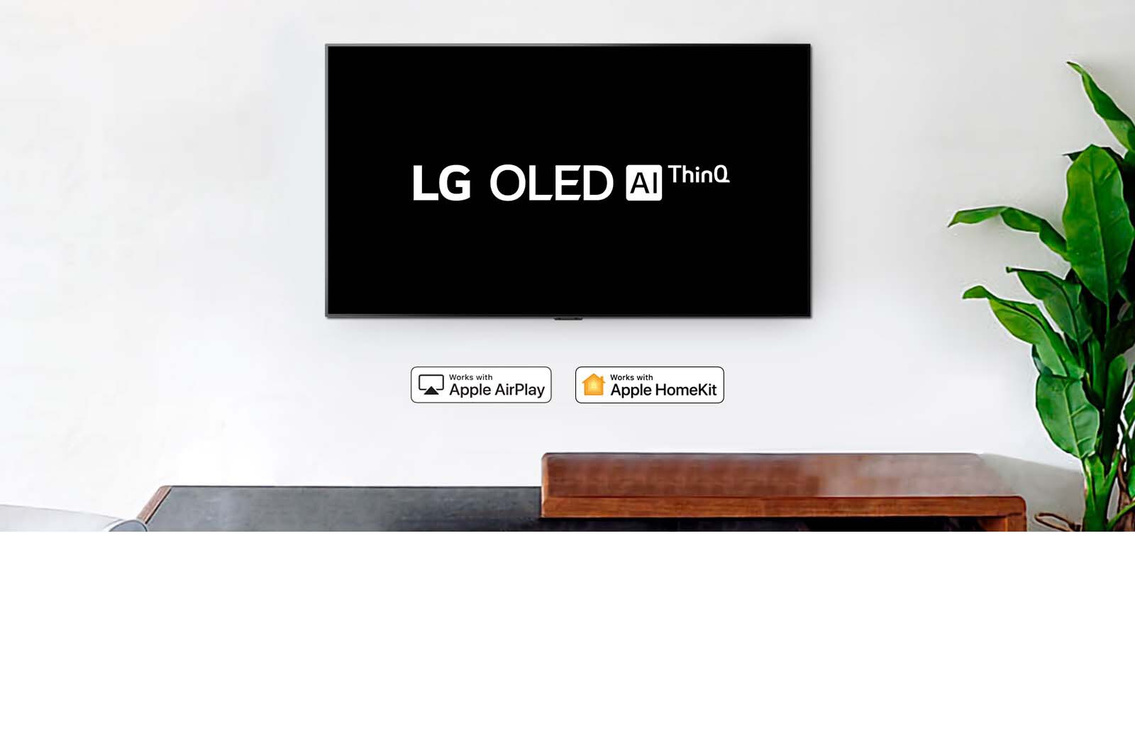 Un téléviseur fixé au mur affichant le logo LG OLED AI ThinQ sur un fond noir