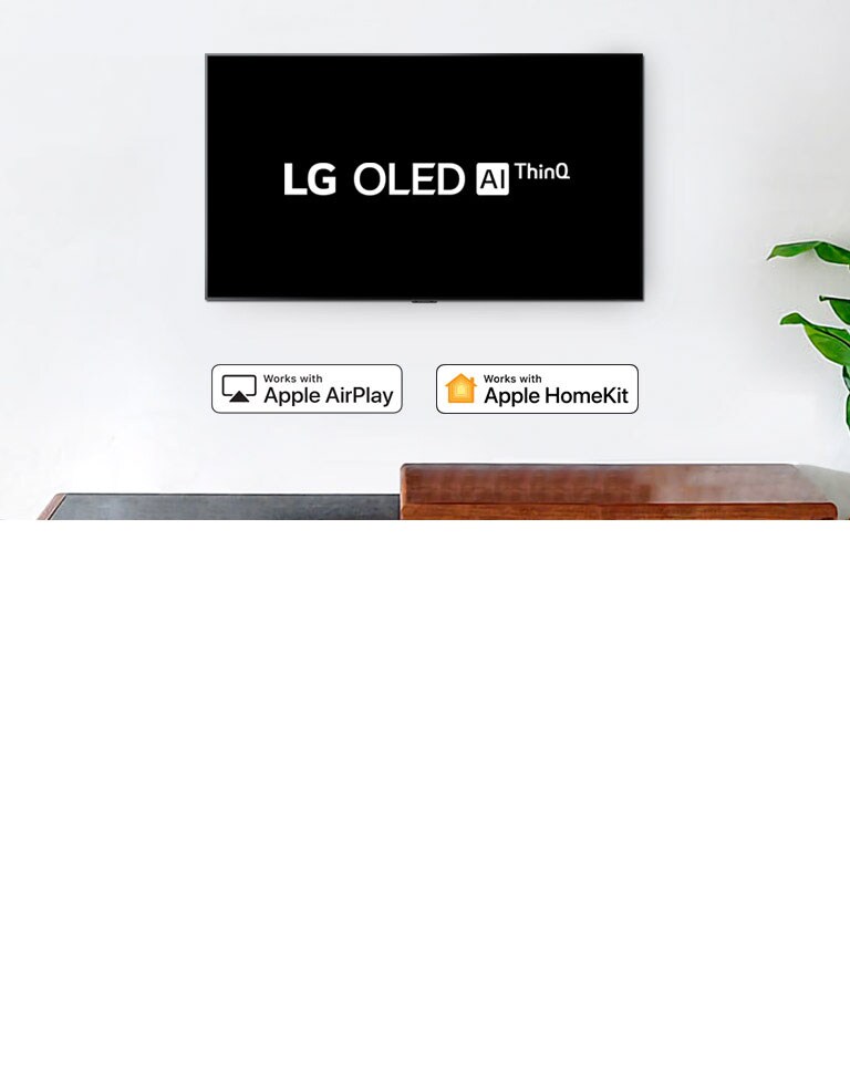 Un téléviseur fixé au mur affichant le logo LG OLED AI ThinQ sur un fond noir