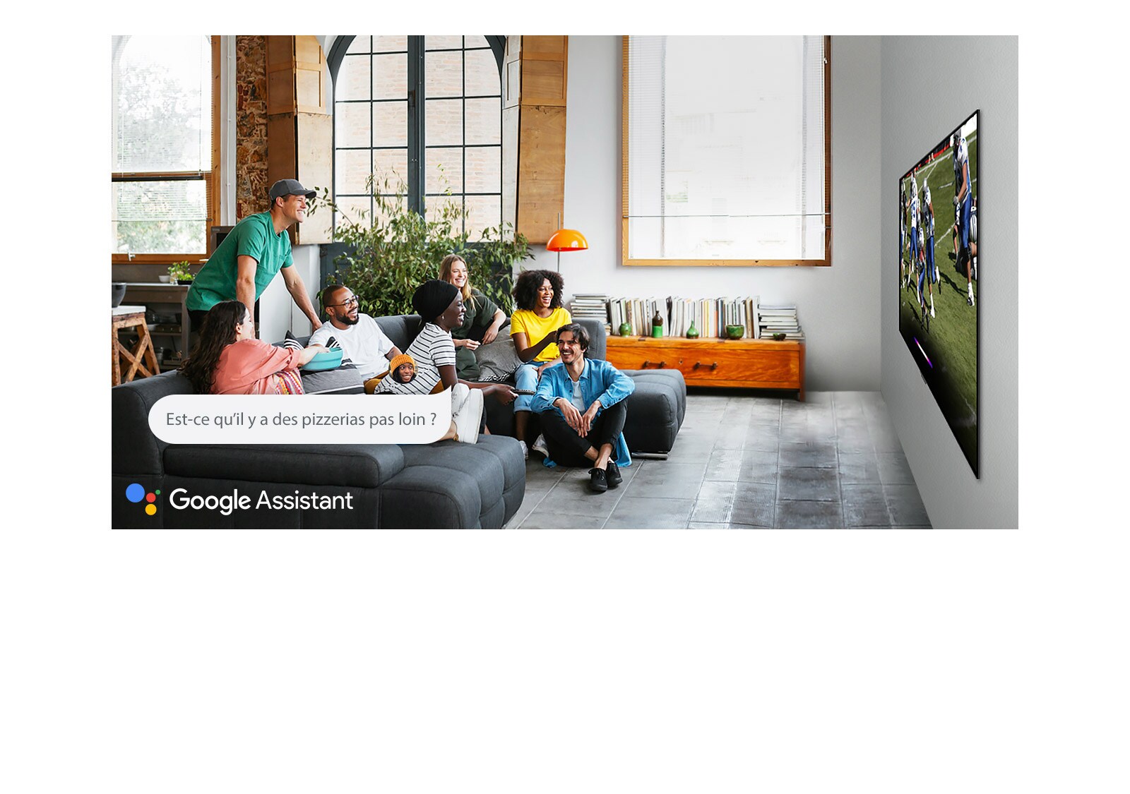 Une femme regarde du football avec des amis et demande à l’Assistant Google s’il y a des pizzerias pas loin