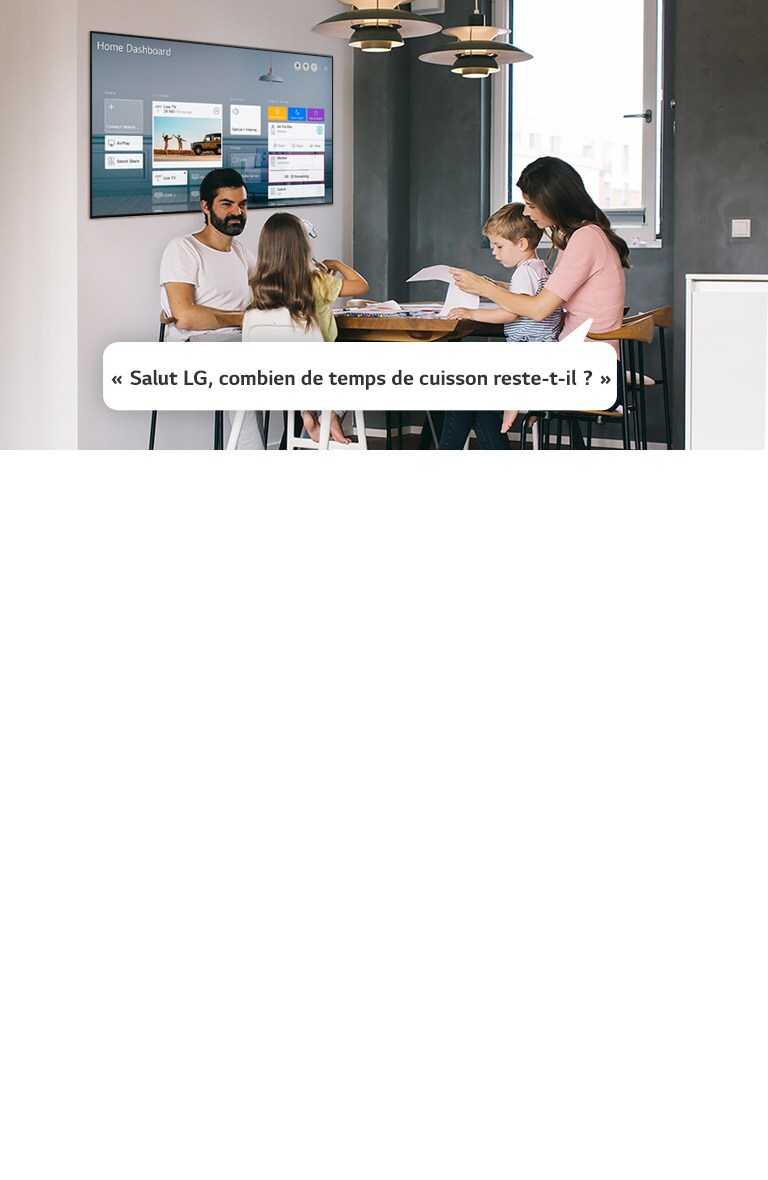 Une famille assise à table avec la mère qui demande au téléviseur le temps de cuisson restant