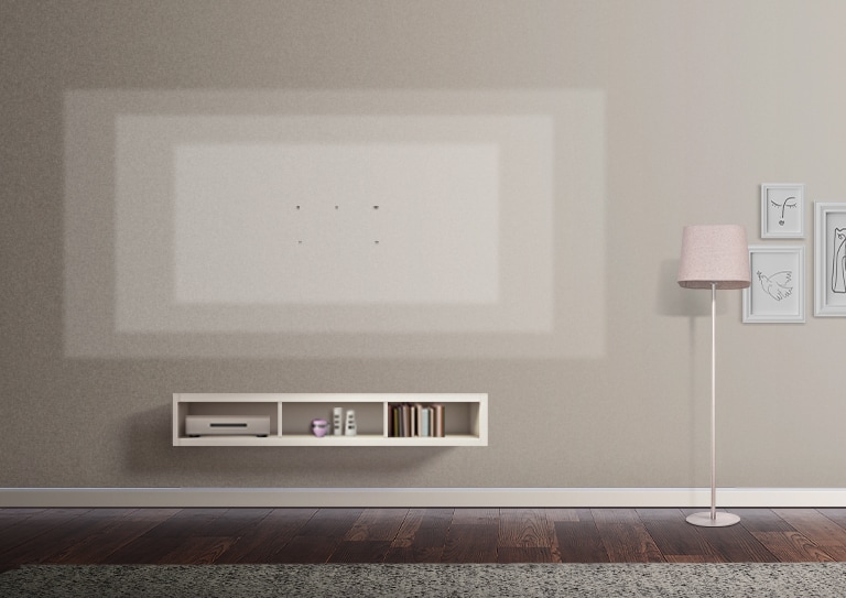 Des repères désignent les différents formats de téléviseurs ultra-larges sur le mur d’un salon décoré avec un support rose, des cadres et une table de téléviseur.