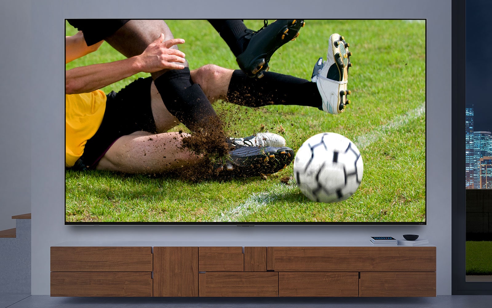 Un écran de téléviseur diffusant en gros plan un joueur de football s’attaquant à un autre joueur s’agrandit. L’écran diffuse en suite une image cinématographique d’une station spatiale alors que l’intérieur s’assombrit. Enfin, l’écran se transforme à nouveau en une scène de jeu où un chevalier se bat contre un dragon. (Regardez la vidéo)
