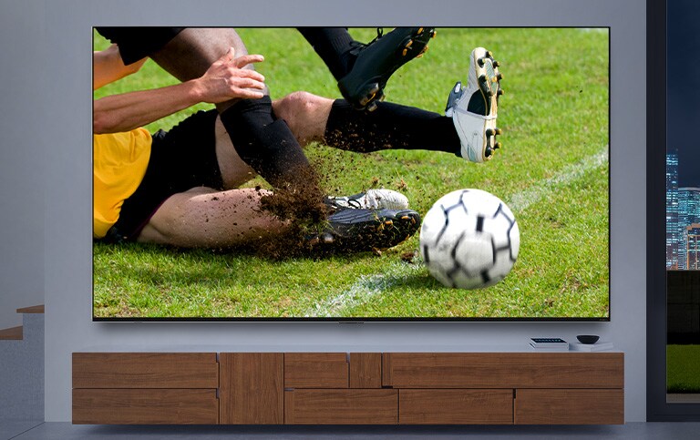 Un écran de téléviseur diffusant en gros plan un joueur de football s’attaquant à un autre joueur s’agrandit. L’écran diffuse en suite une image cinématographique d’une station spatiale alors que l’intérieur s’assombrit. Enfin, l’écran se transforme à nouveau en une scène de jeu où un chevalier se bat contre un dragon. (Regardez la vidéo)