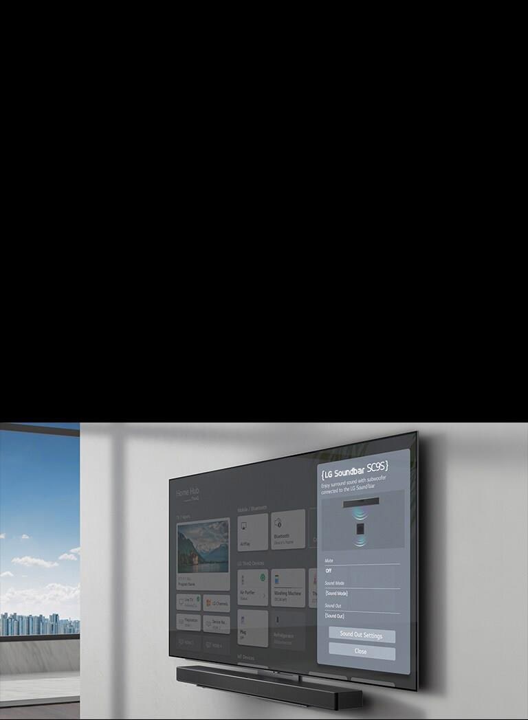 壁掛式電視上顯示 LG Soundbar SC9S 的設定畫面。Soundbar也掛在電視正下方的牆上。