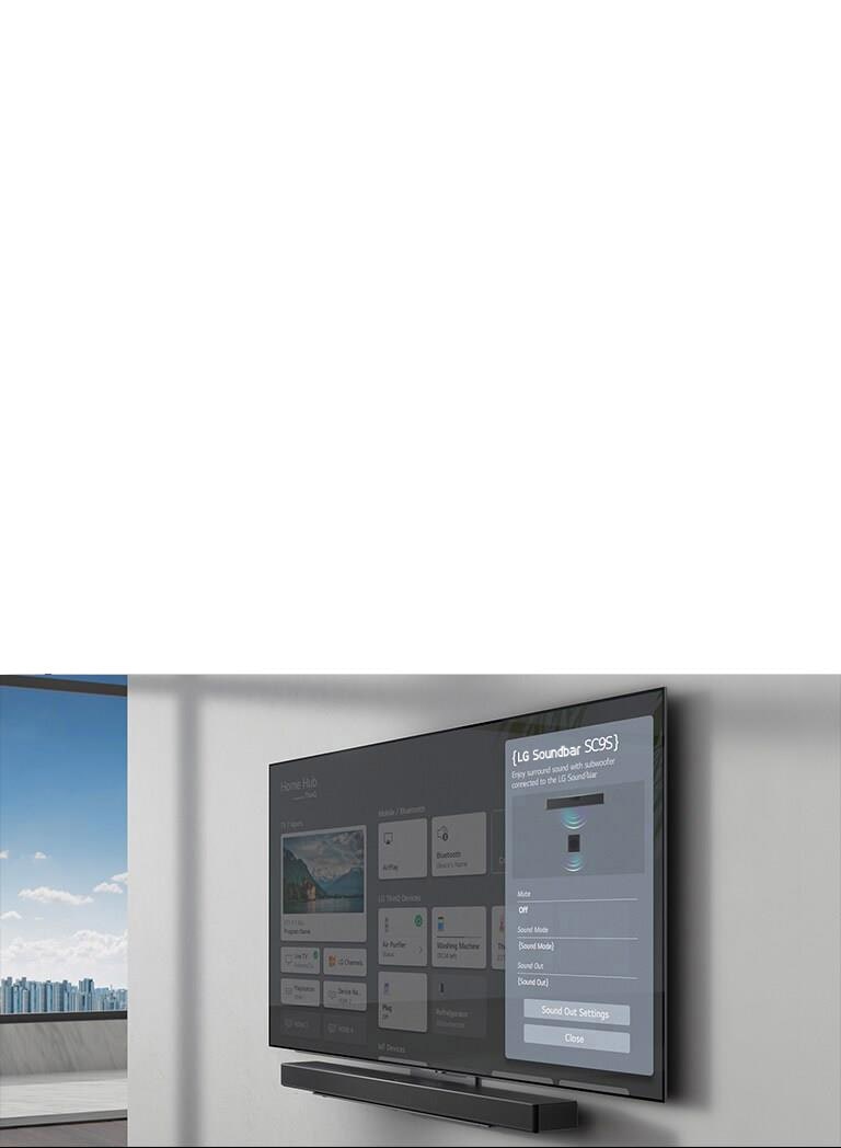 壁掛式電視上顯示 LG Soundbar SC9S 的設定畫面。Soundbar也掛在電視正下方的牆上。