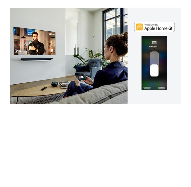 一名女子正在沙發上一邊看Apple TV+一邊使用手機上的Apple Homekit（滑動幻燈片）