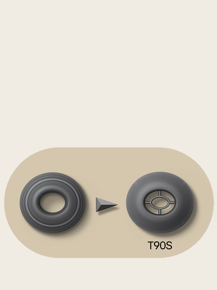 展示兩款耳膠。左側是舊款耳膠，右側是新款 T90S 耳膠，能帶來更佳降噪效果。