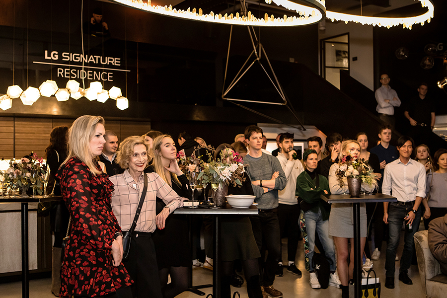 Audiences are standing and concentrating on speech at the LG SIGNAUTRE premium event held in London