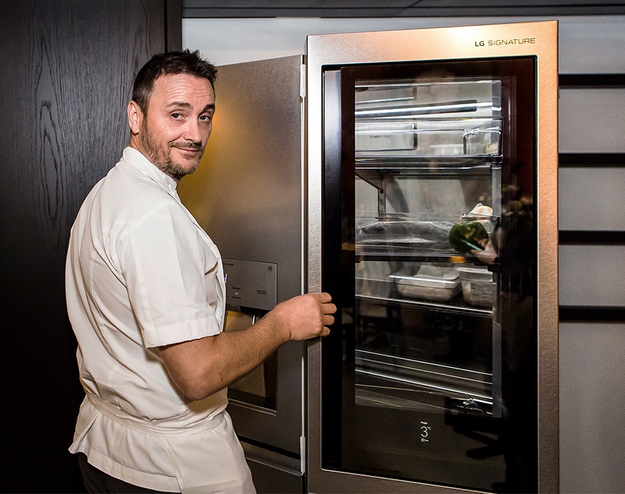 Michelin three-star chef Jason Atherton is holding a door of LG SIGNAUTRE Insta View Door Refrigerator at the premium event held in London.