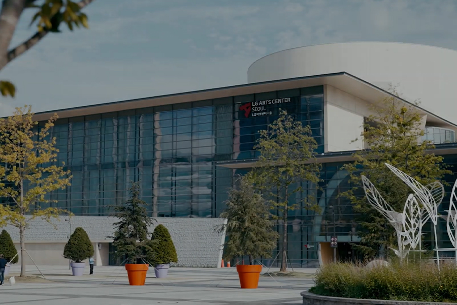 A video introducing the architectural beauty of LG Arts Center SEOUL designed by Tadao Ando and the exhibition photo zone for the Yoann Bourgeois performance.