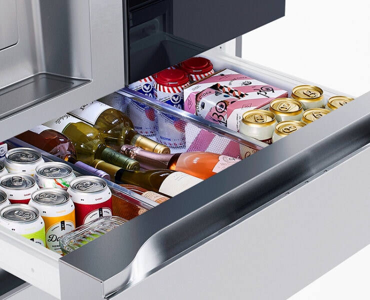 A Full-Convert Drawer is included in the LG InstaView® MyColor™ Refrigerator for even more space. 