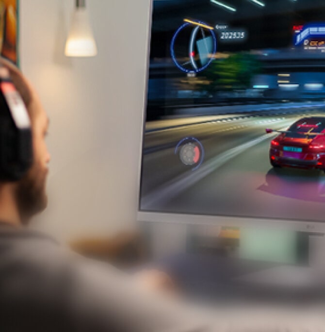 Fast-paced racing gameplay is shown on the LG MyView, illustrating its keen ability to keep up with the fastest refresh rates.