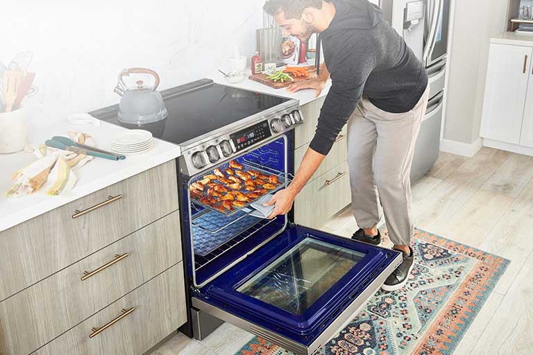 https://www.lg.com/us/images/features/cooking-appliances/LSEL6335/m-e_6335_768x512-airfry.jpg