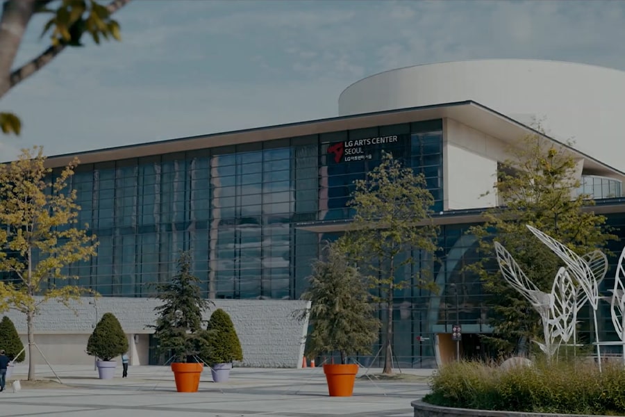 A video introducing the architectural beauty of LG Arts Center SEOUL designed by Tadao Ando and the exhibition photo zone for the Yoann Bourgeois performance.