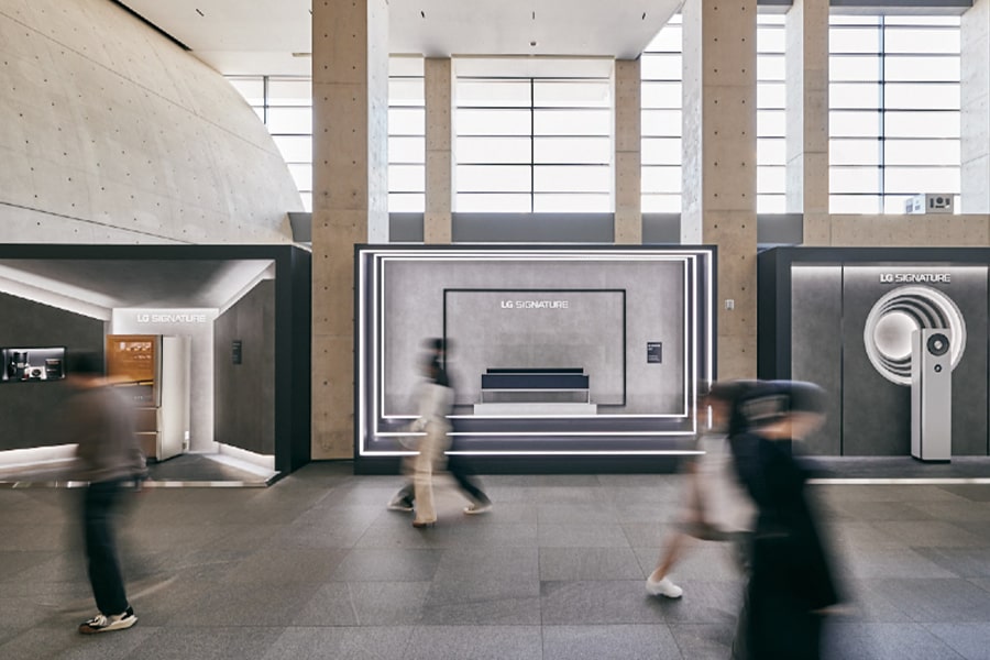 A graphic representation of passersby at the photo zone where LG SIGNATURE OLED R, Wine Cellar, and Air Conditioner are on display.