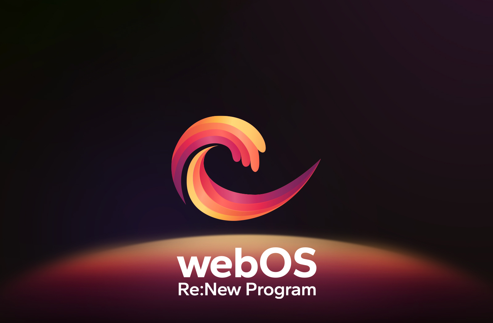 Qora fonda markazda joylashgan webOS logotipi va pastdagi boʻsh joy qizil, toʻq sariq va sariq logotip ranglari bilan yoritilgan. Logotip ostida "webOS Re:New Program" so‘zlari mavjud.