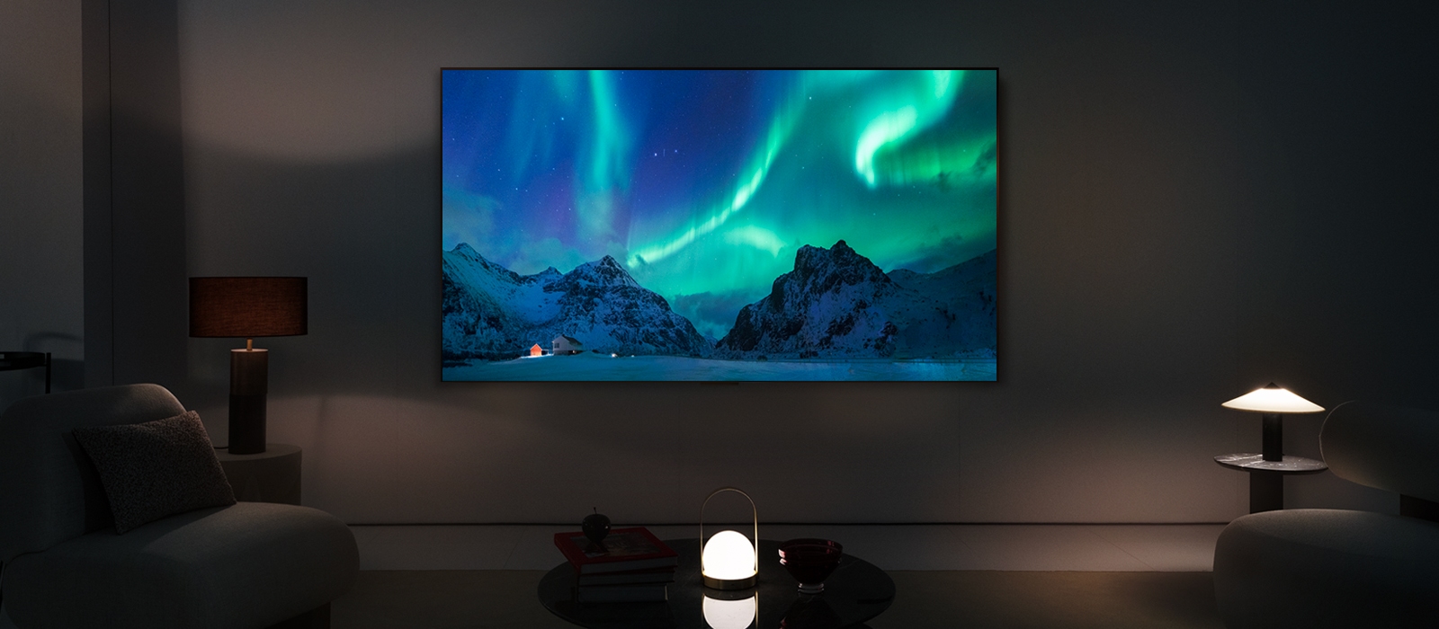 LG OLED TV va LG saundbar tunda zamonaviy mehmonxonada. Shimoliy yog‘duning ekrandagi tasviri yorqinlikning juda mos darajalarida ko‘rsatiladi.