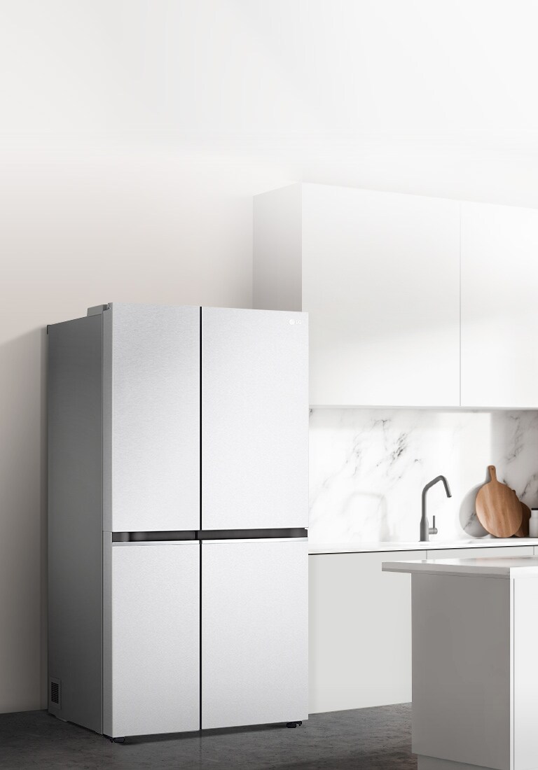 Вид сбоку кухни с установленным в ней черным холодильником InstaView.