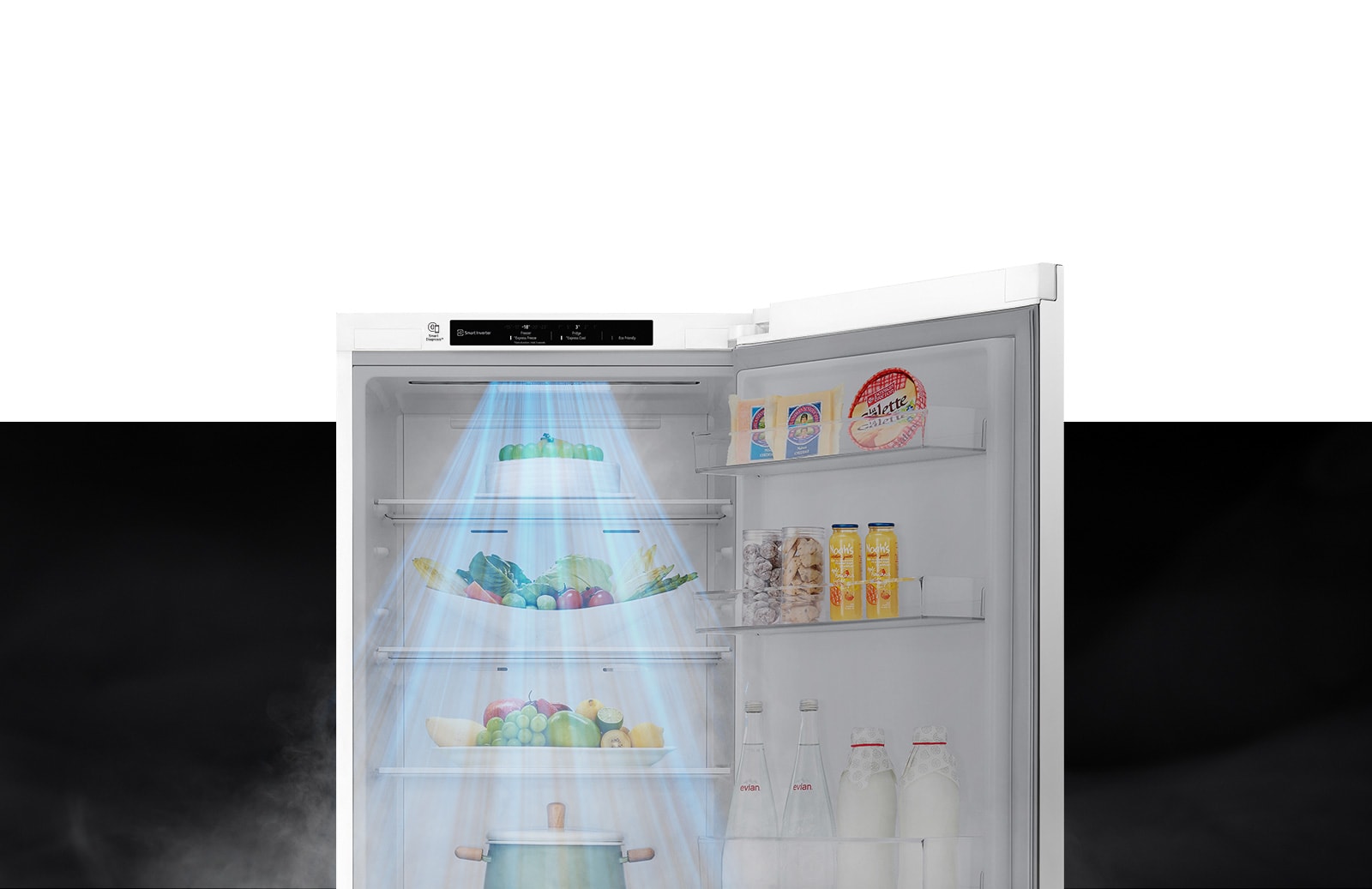 Верхняя половина холодильника показана с открытой дверью. Внутри полки заполнены продуктами и напитками, а порыв ветра спускается сверху для охлаждения продуктов.