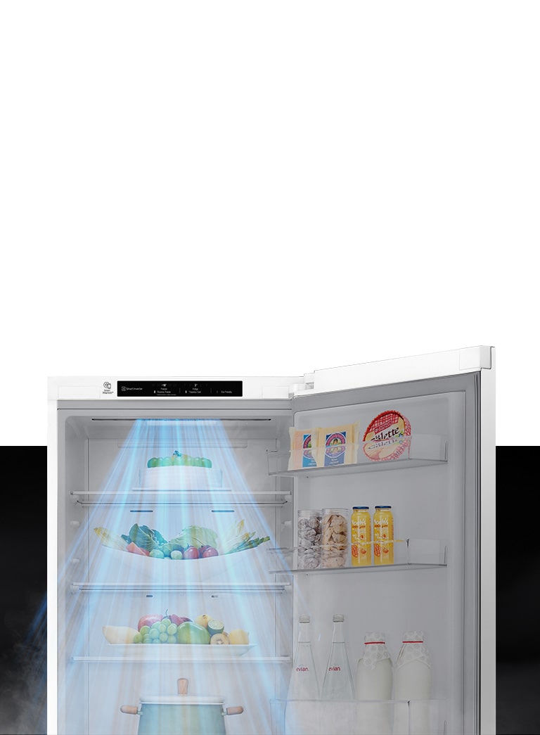 Верхняя половина холодильника показана с открытой дверью. Внутри полки заполнены продуктами и напитками, а порыв ветра спускается сверху для охлаждения продуктов.