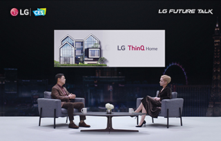 Доктор Пак, президент и технический директор LG Electronics, взял интервью у представительницы CES. Позади висит баннер LG ThinQ Home.