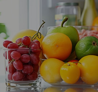 Hình ảnh cận cảnh tủ lạnh lg cửa kiểu pháp với nhiều loại trái cây và rau củ tươi.
