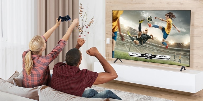 Người đàn ông và người phụ nữ đang chơi trò chơi và màn hình TV thể hiện chân thực cảnh trò chơi.
