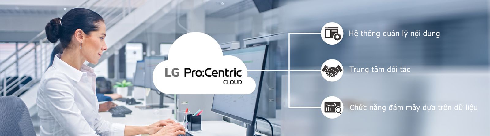 Người phụ nữ đang làm việc thông qua Pro:Centric Cloud.