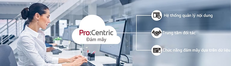 Người phụ nữ đang làm việc thông qua Pro:Centric Cloud.