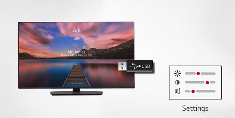 USB có bản sao cài đặt của một TV khác đang giúp thiết lập một TV mới.