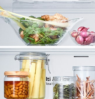 Cận cảnh tủ lạnh LG ngăn đá dưới với nhiều loại rau củ tươi ngon và thực phẩm bảo quản trong hộp thủy tinh.