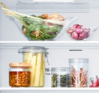 Cận cảnh tủ lạnh LG ngăn đá dưới với nhiều loại rau củ tươi ngon và thực phẩm bảo quản trong hộp thủy tinh.