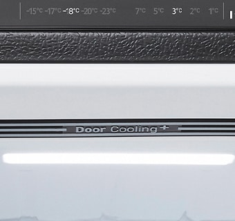 Cận cảnh tính năng door cooling và bảng điều khiển nhiệt độ trong tủ lạnh LG ngăn đá dưới.