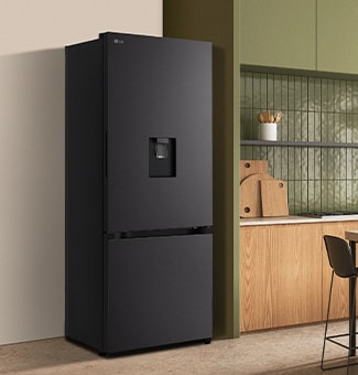 Tủ lạnh LG ngăn đá dưới màu đen hiện đại có cửa rót nước được lắp đồng bộ bên cạnh bàn bếp bằng gỗ.