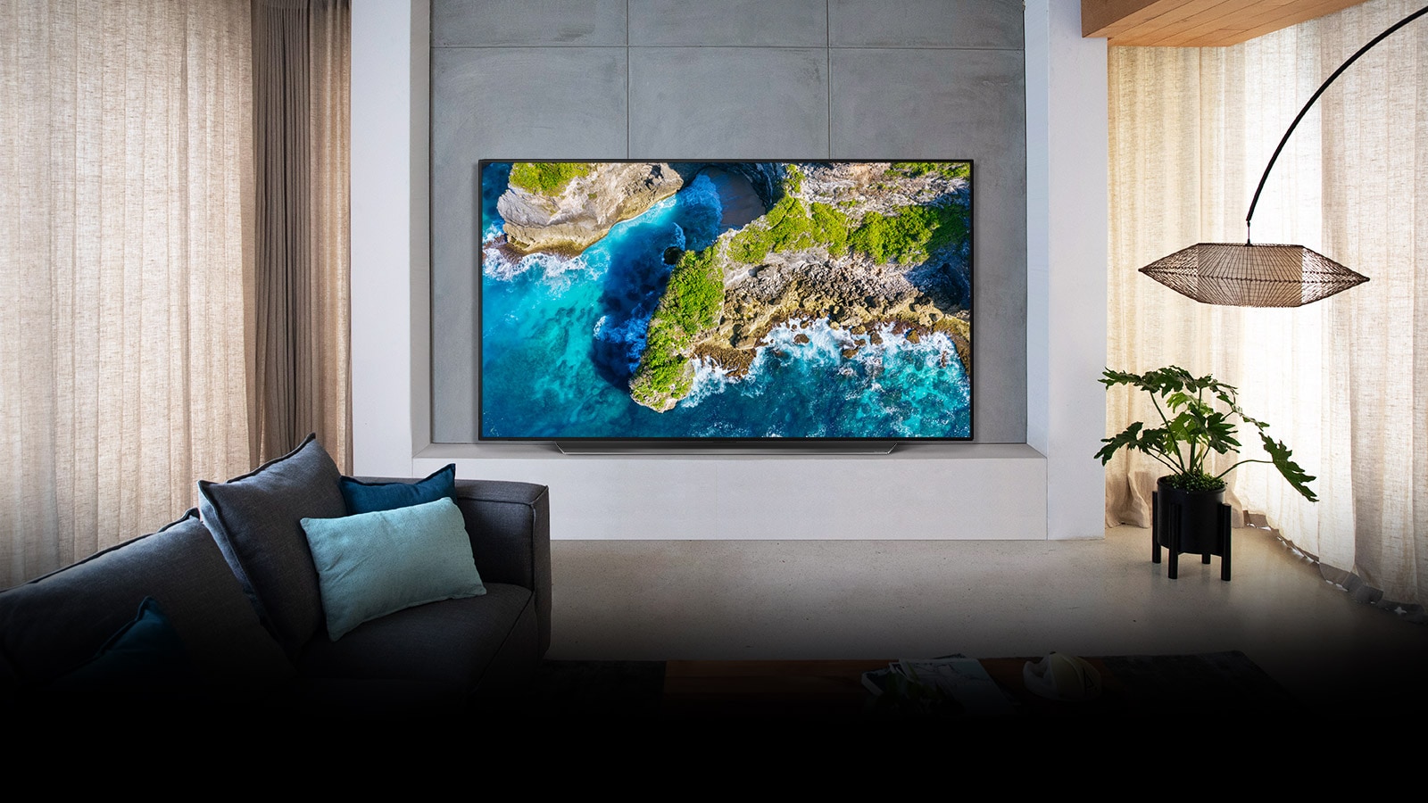 TV hiển thị hình ảnh thiên nhiên trên không trong khung cảnh ngôi nhà sang trọng